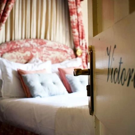 The Windsor Town House Hotel Bath Kültér fotó A room at the Victoria