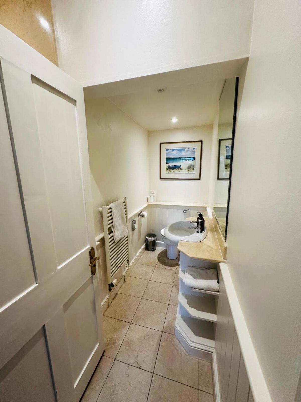 The Windsor Town House Hotel Bath Szoba fotó A typical bathroom