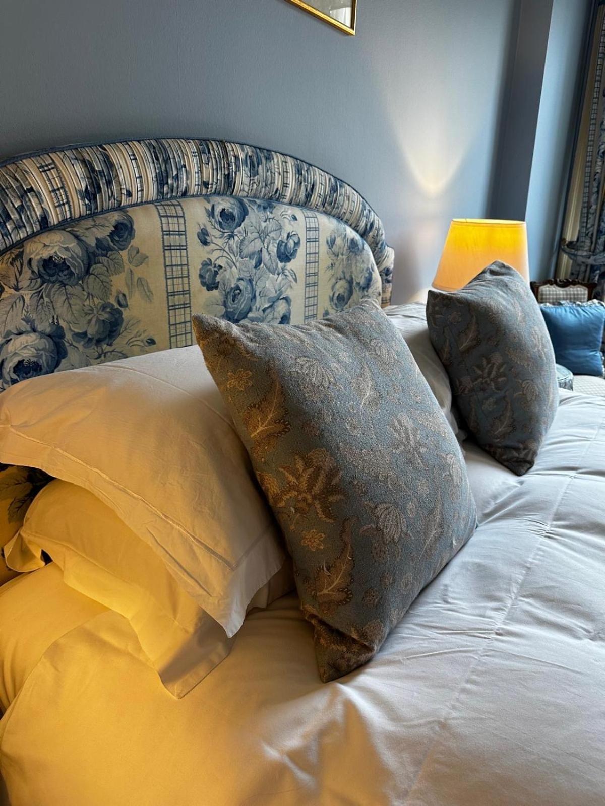The Windsor Town House Hotel Bath Kültér fotó Cushions on a bed