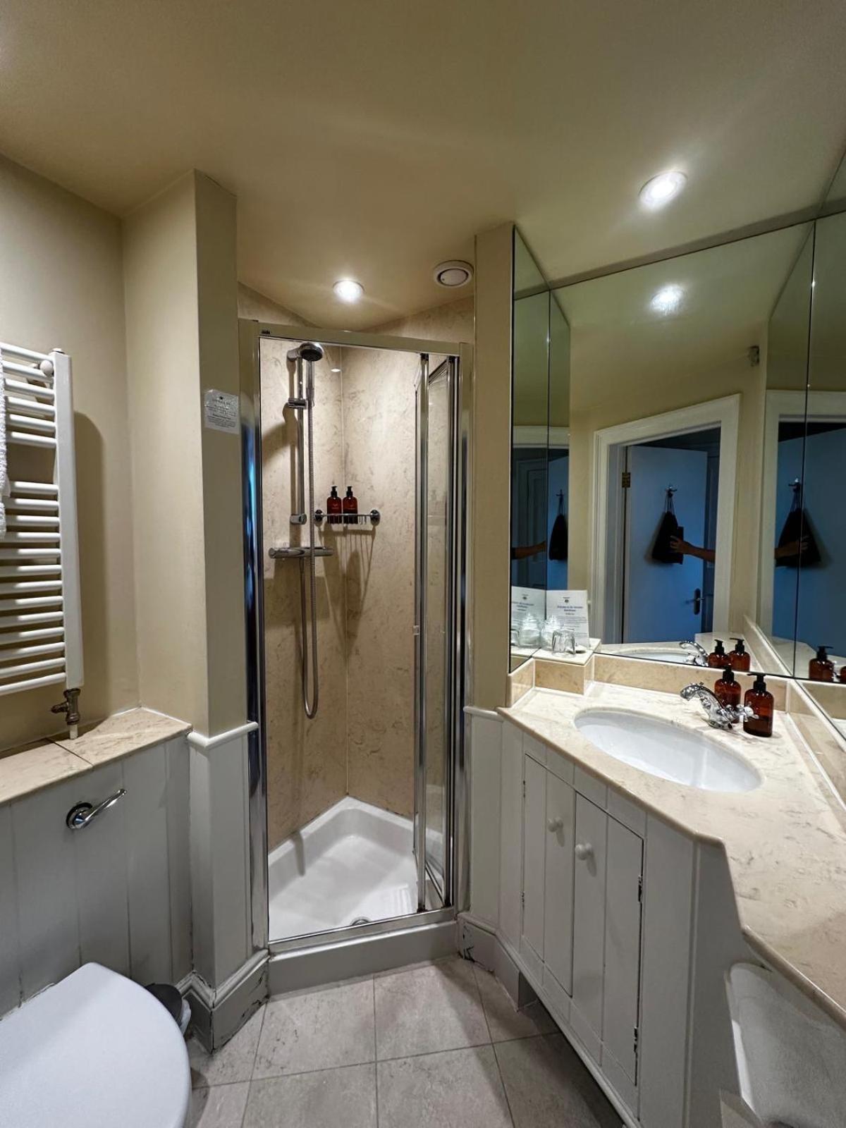 The Windsor Town House Hotel Bath Kültér fotó A shower cubicle