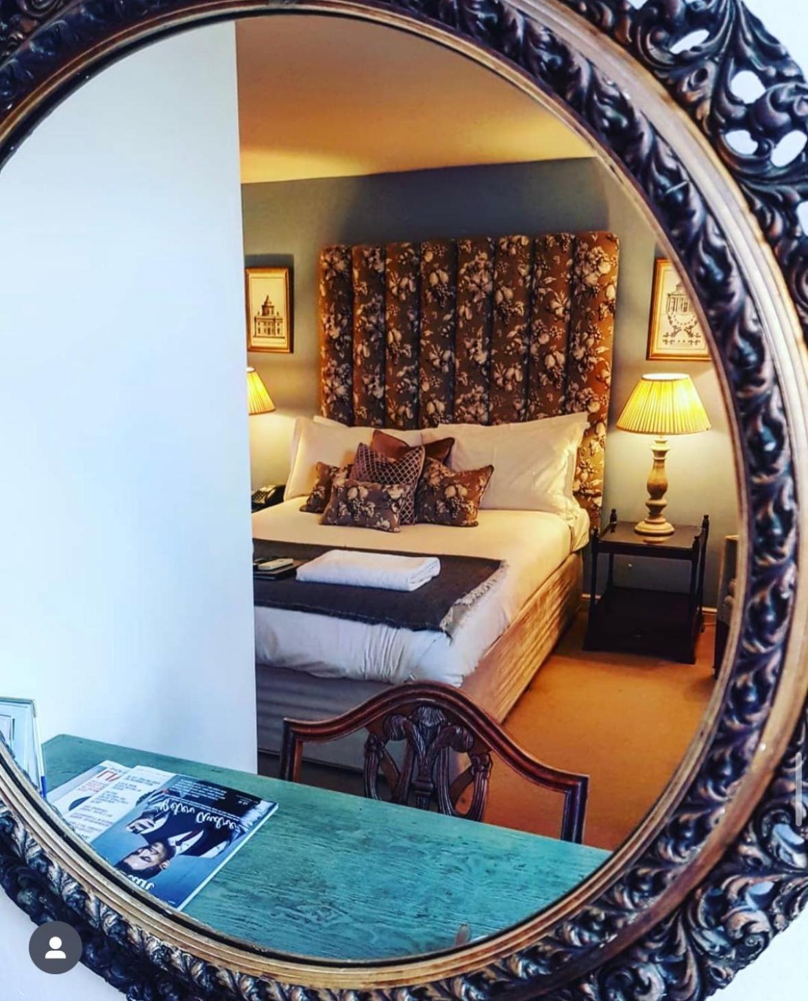 The Windsor Town House Hotel Bath Kültér fotó A bedroom at the hotel