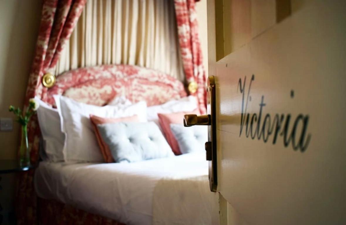 The Windsor Town House Hotel Bath Kültér fotó A room at the Victoria