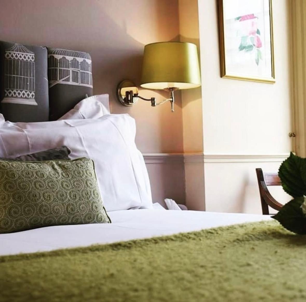The Windsor Town House Hotel Bath Kültér fotó A bedroom at the hotel