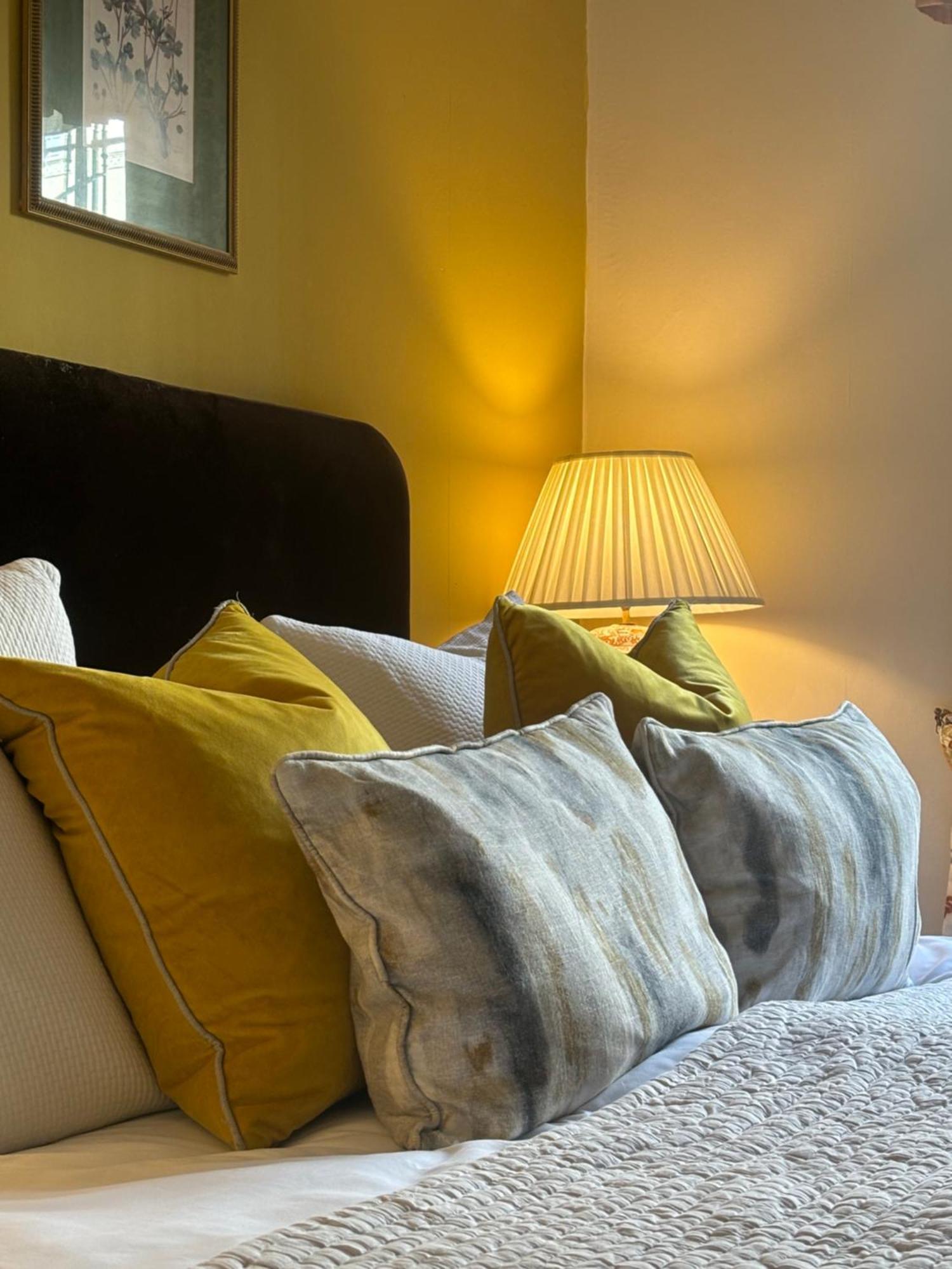 The Windsor Town House Hotel Bath Szoba fotó A pleated lampshade