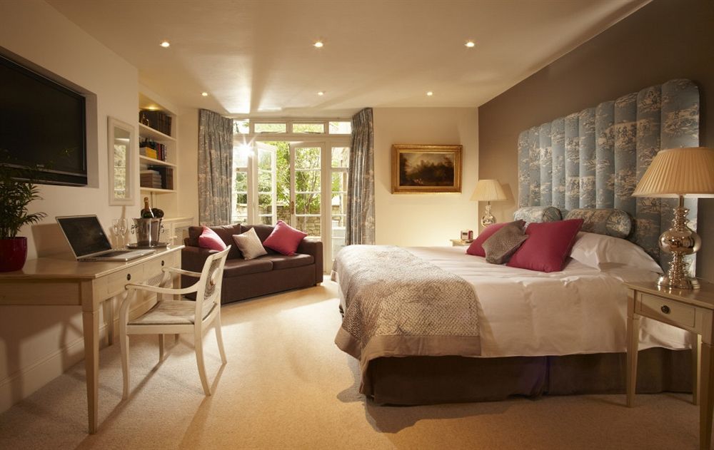 The Windsor Town House Hotel Bath Kültér fotó A bedroom at The Old parsonage