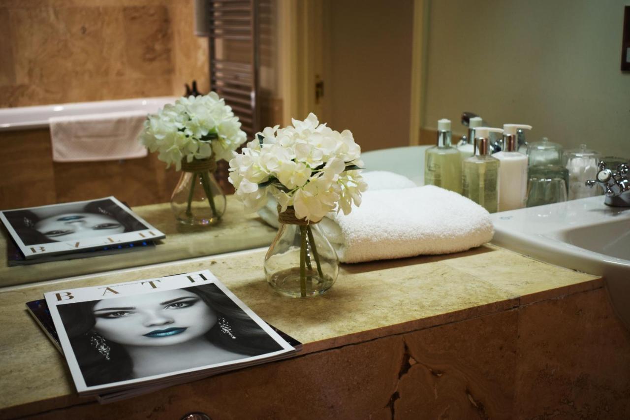 The Windsor Town House Hotel Bath Kültér fotó A bathroom at the Four Seasons Hotel, New York City